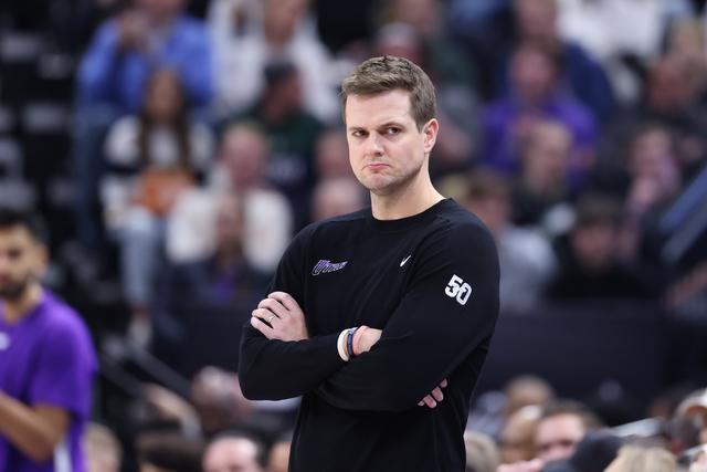 梅西社交媒体晒图 球场边悠闲喝茶发型梦回2018