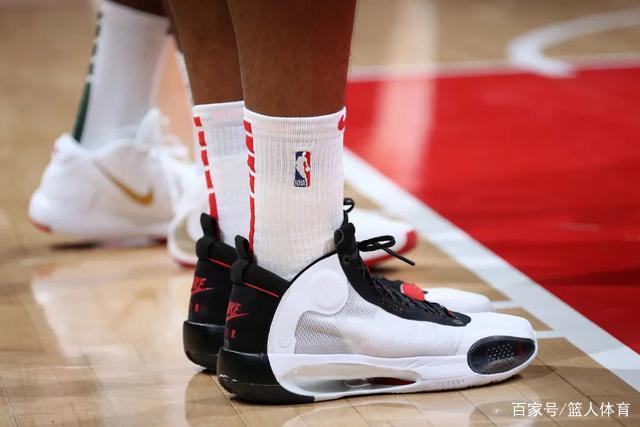 梅西社交媒体晒图 球场边悠闲喝茶发型梦回2018